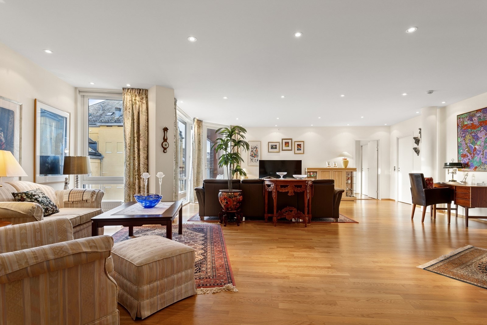 Store vindusflater gir lys og utsikt til nærliggende bygninger. Galleribilde