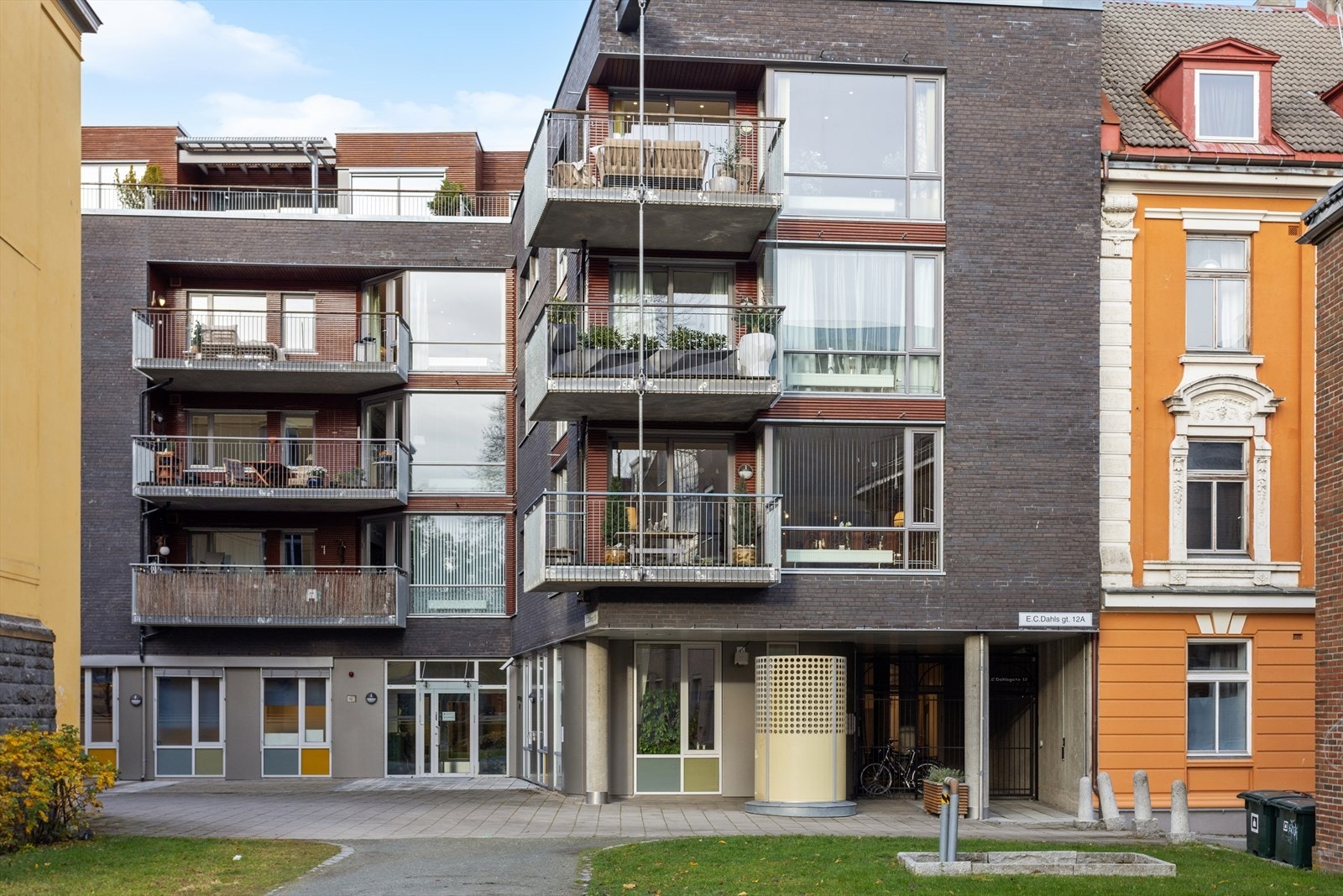 Bygningen har veggkonstruksjon i bindingsverk og betong, forblendet med teglstein. Galleribilde