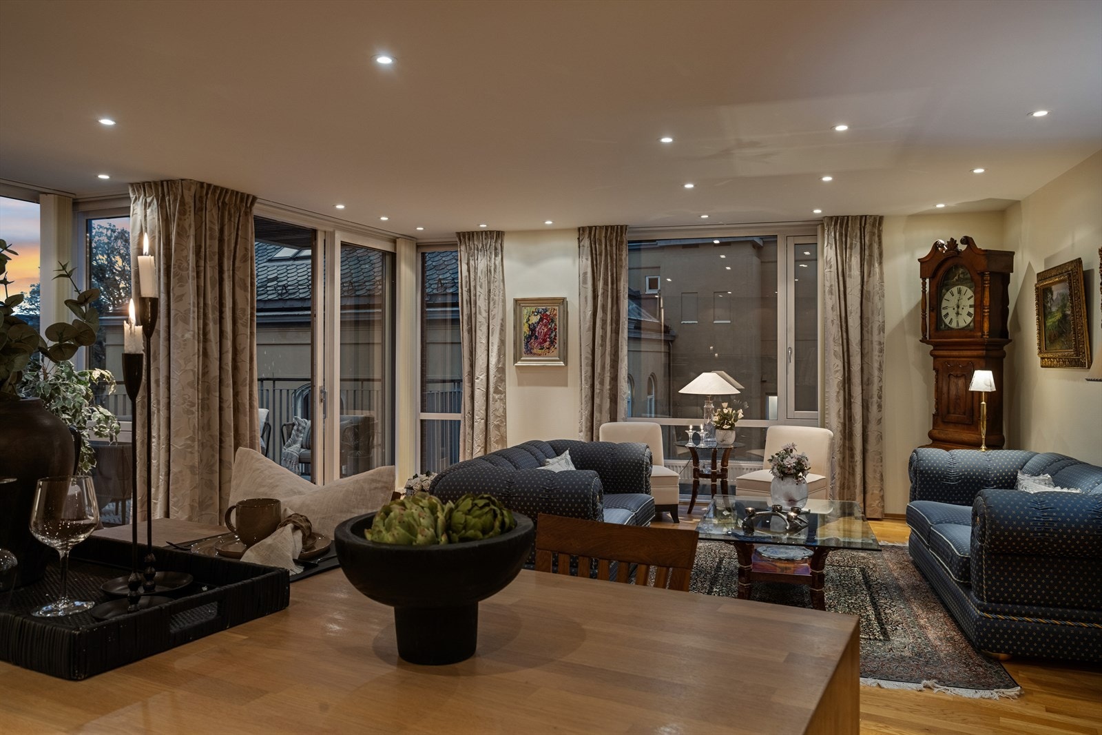 Store vindusflater gir lys og utsikt til uteområdet. Galleribilde