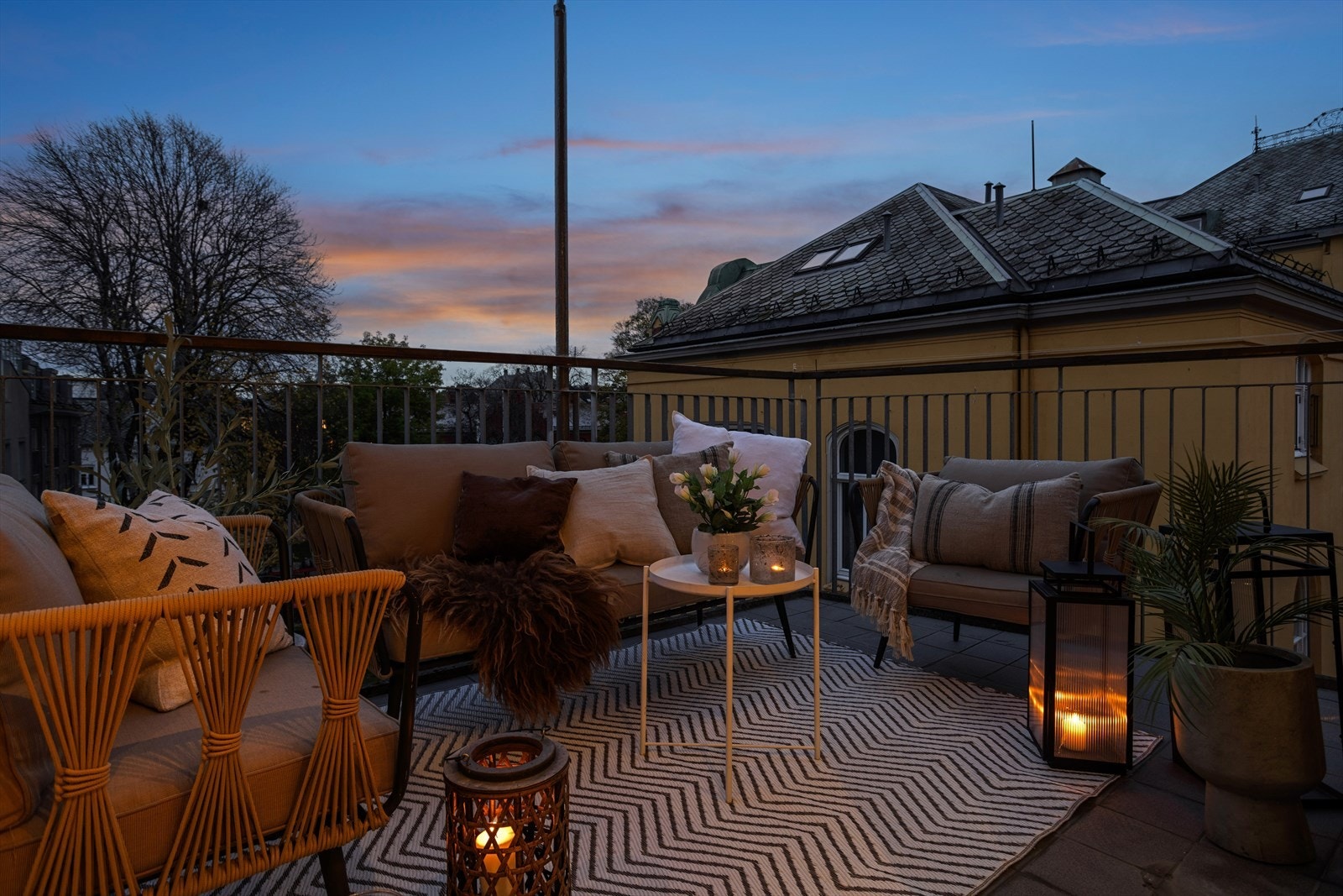 Vedlikeholdsfrie kompositt terrassebord ble lagt i 2022, og gir et moderne preg til balkongen. Galleribilde