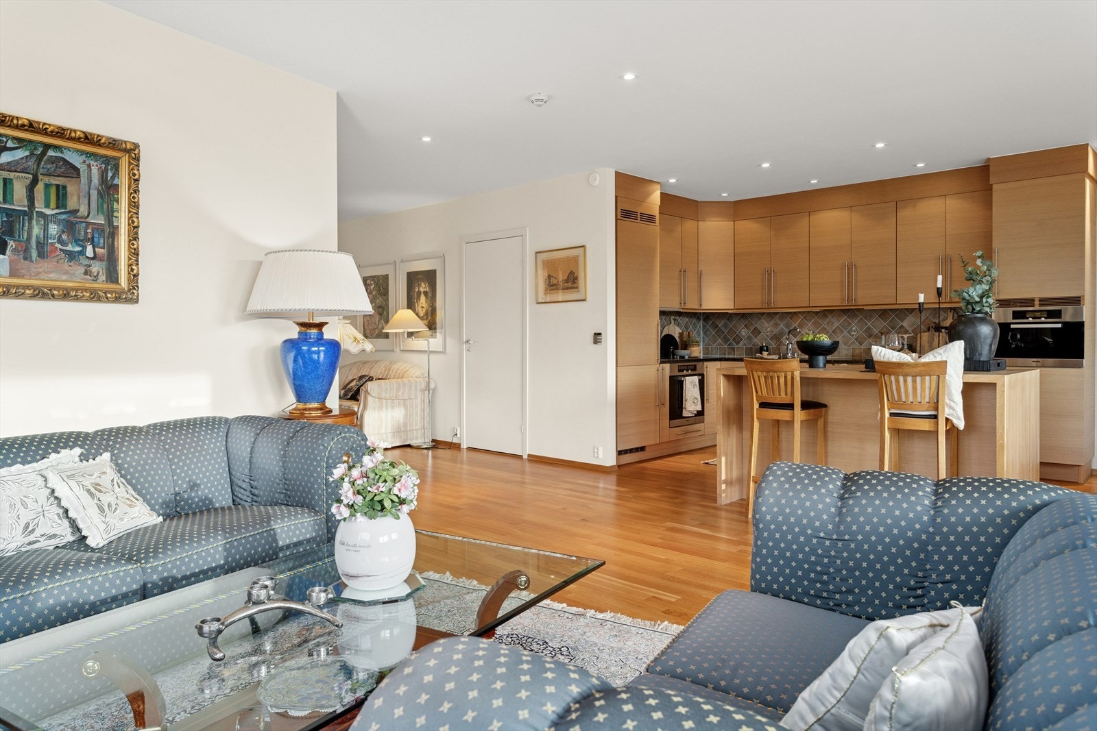 Direkte tilgang til terrasse fra spisestue gir enkel tilgang til uteområdet. Galleribilde