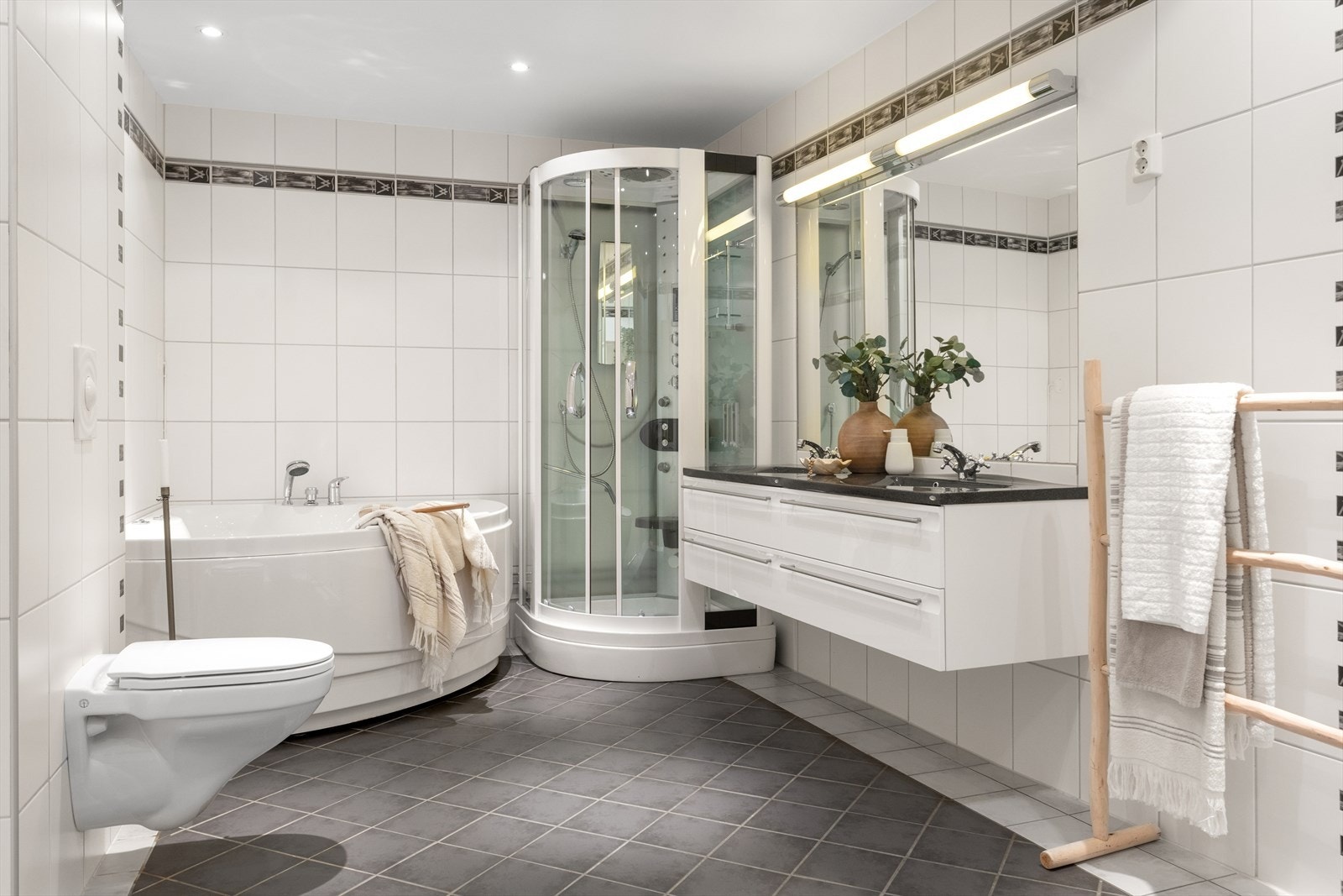 Flislagte overflater og mekanisk avtrekk gir robust våtromsløsning. Galleribilde