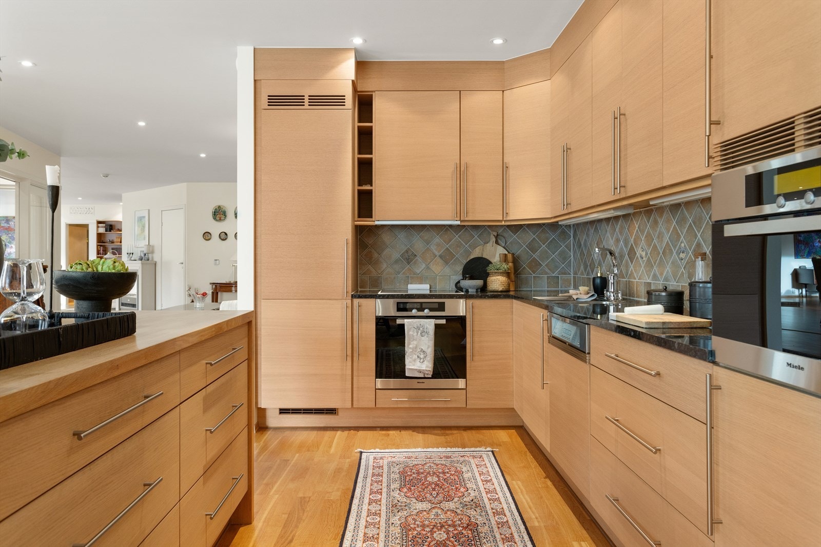 Kjøkkenet har rikelig med skap- og benkeplass. Galleribilde