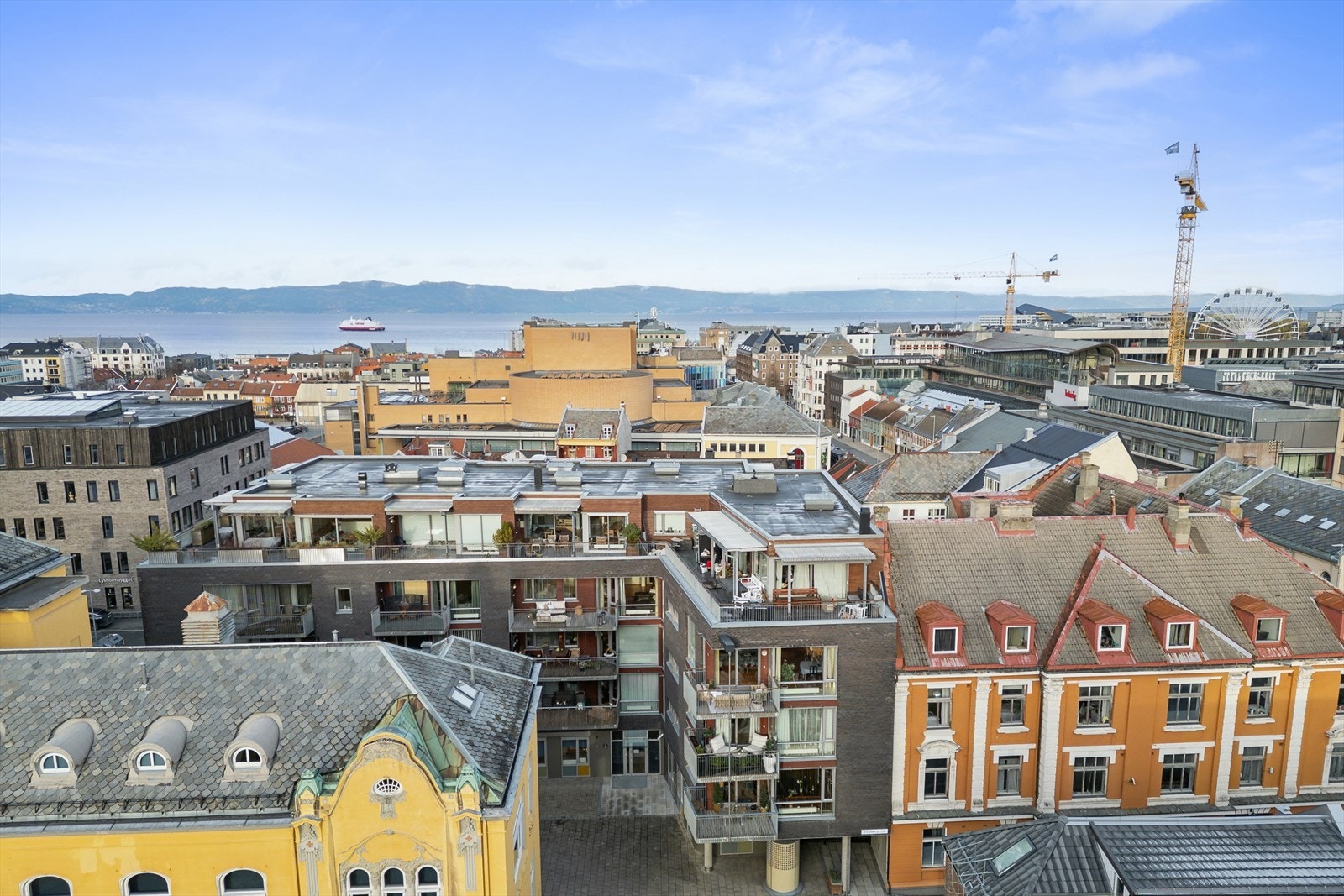 Utsikt over byen med leilighetskomplekset fra 2006 viser moderne arkitektur og nærhet til fjorden og sentrum. Galleribilde