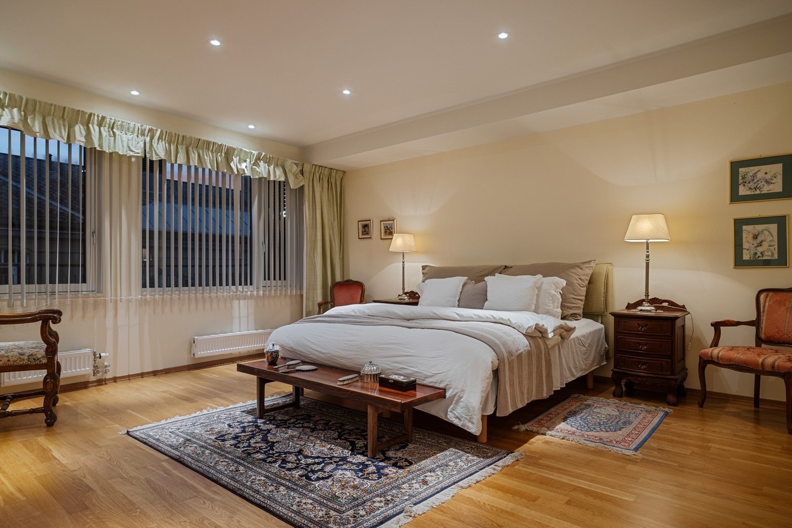 Parkettgulv gir en varm og naturlig følelse i soverommet. Galleribilde