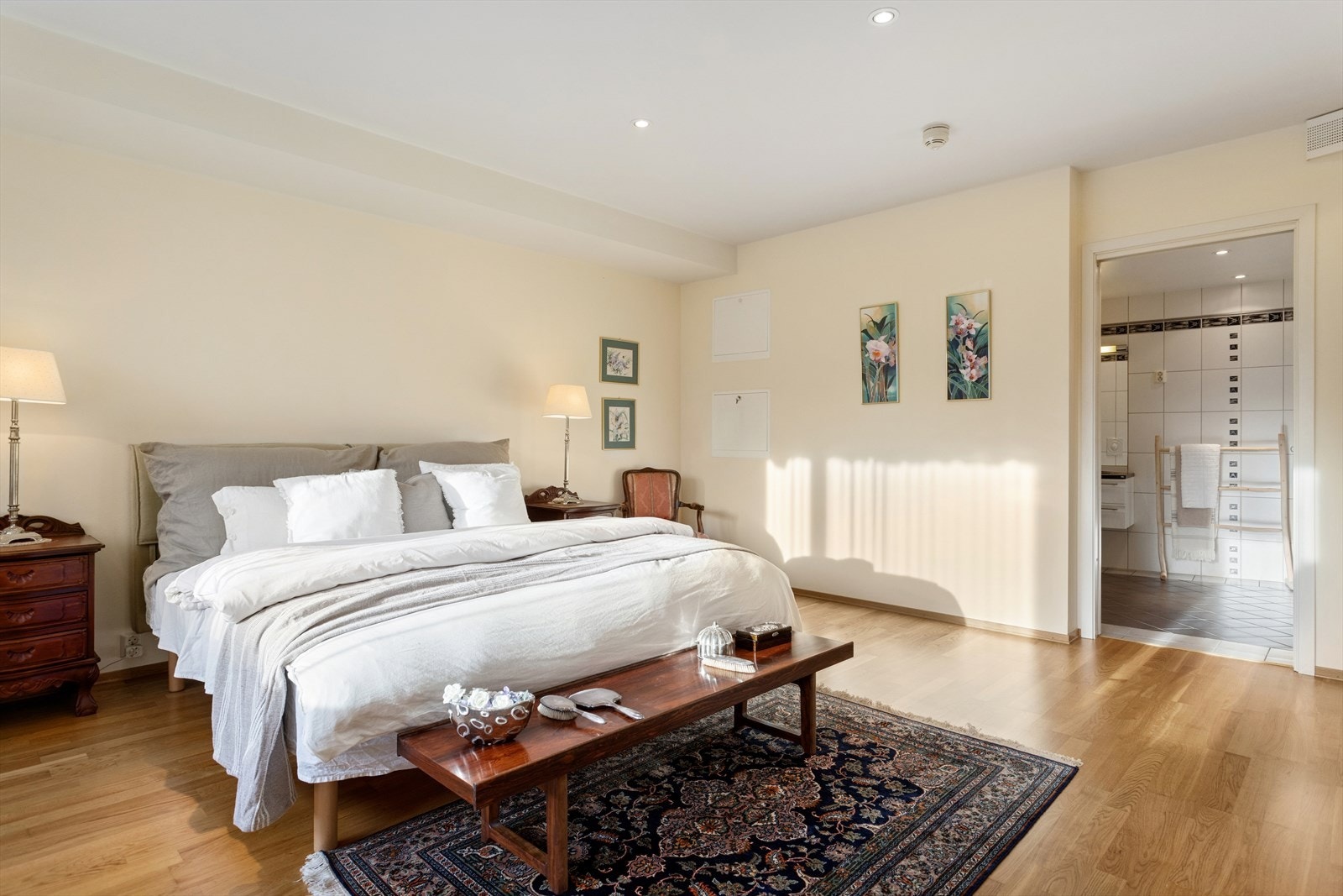 Direkte forbindelse til badet gir praktisk tilgang fra hovedsoverommet. Galleribilde