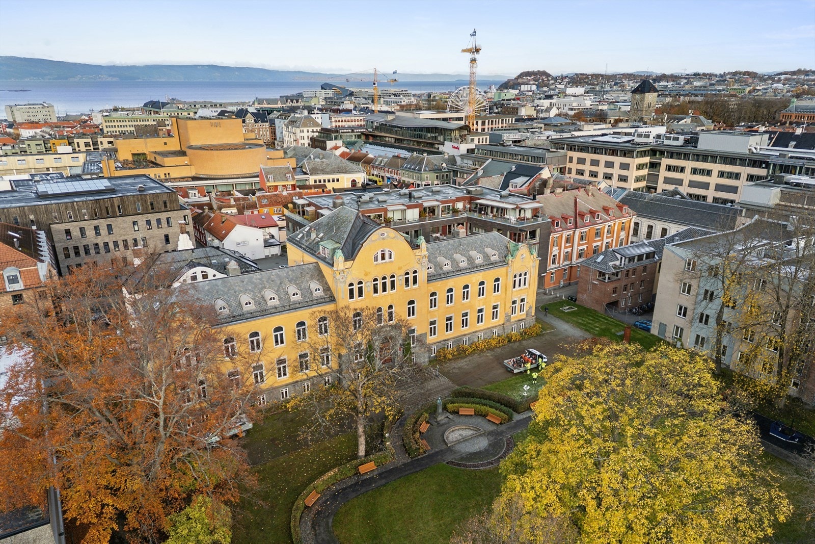 Området har grøntarealer og historiske bygninger. Galleribilde