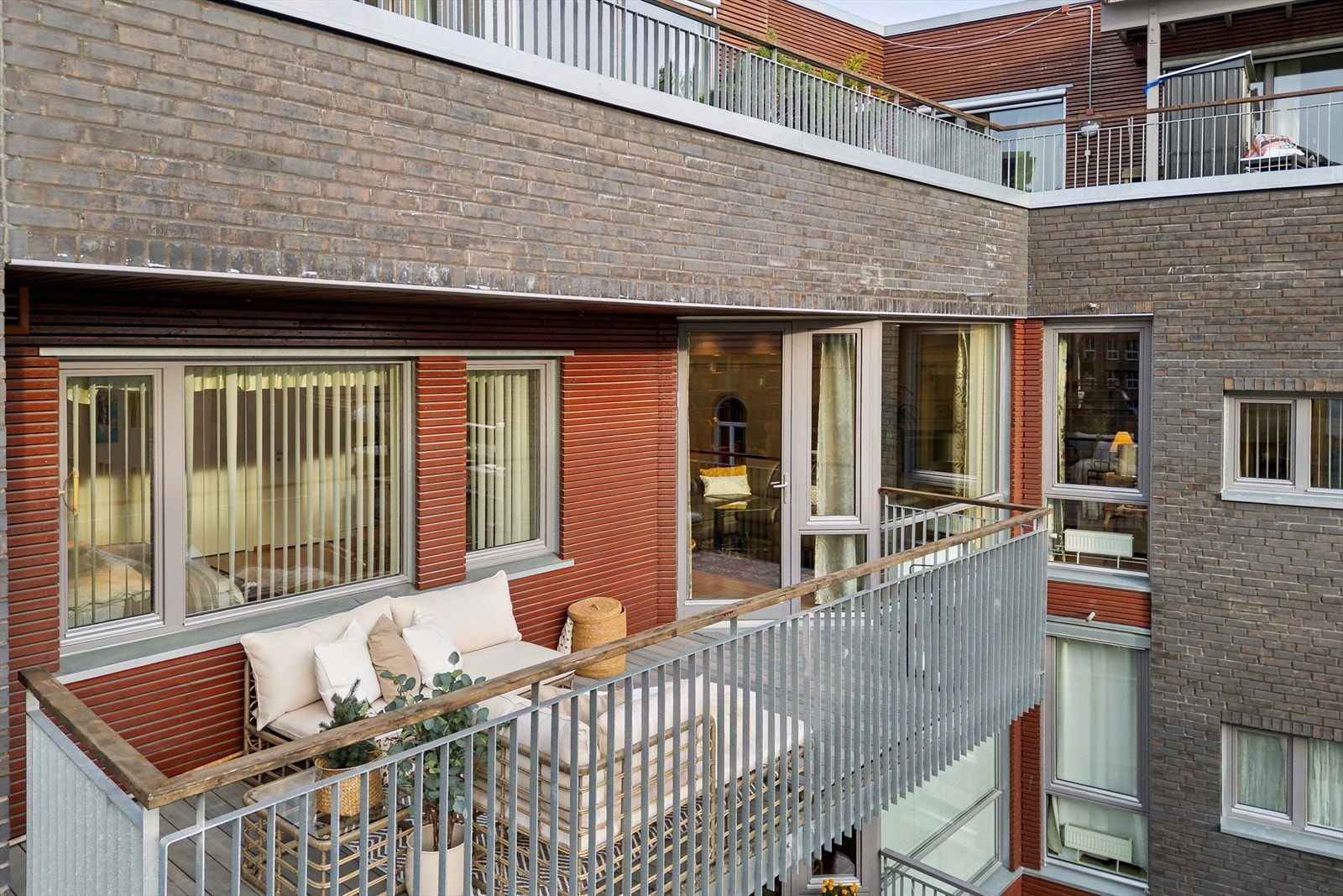 Balkong med metallrekkverk og flislagt dekke. Galleribilde