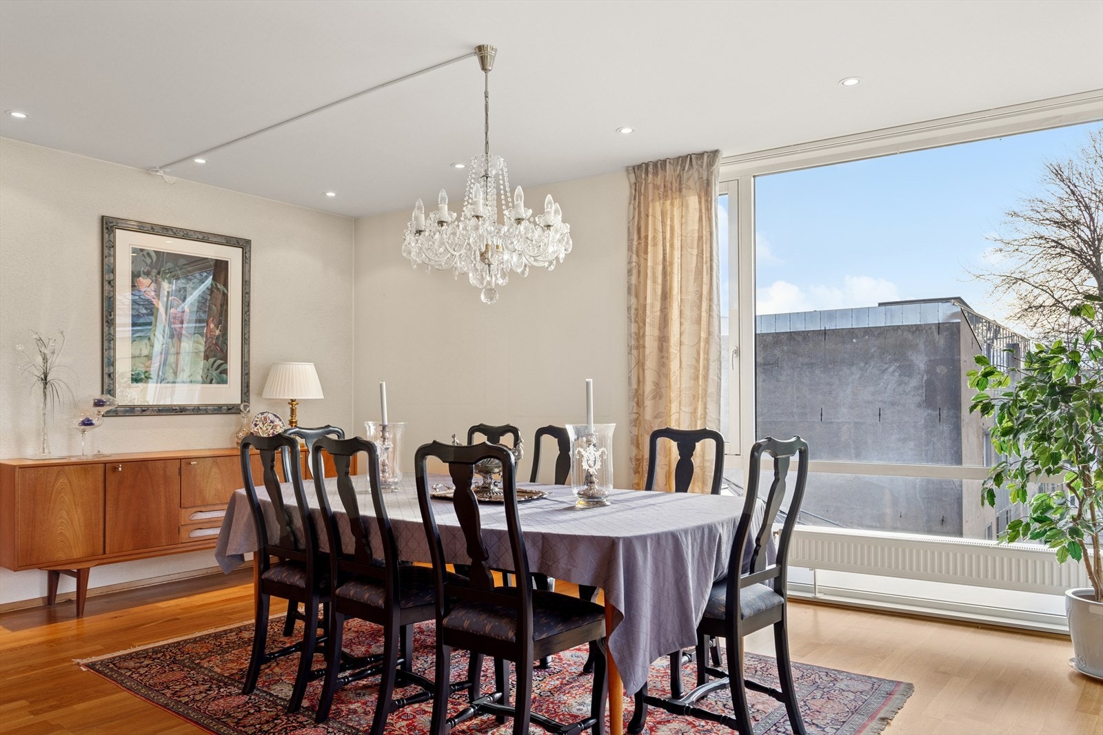 Store vindusflater gir rikelig med naturlig lys til spisestuen. Galleribilde