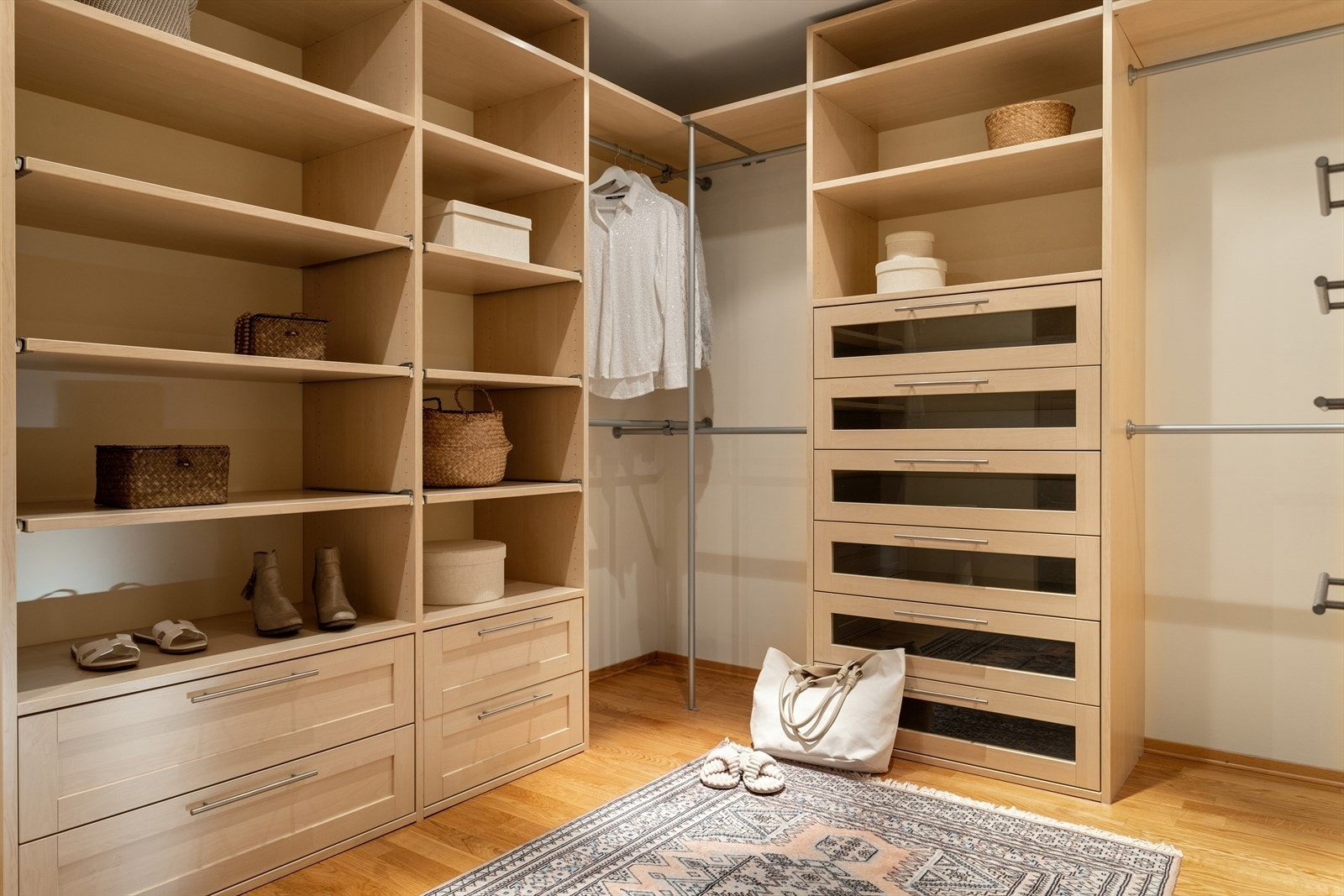 Garderobeløsning med skyvedører gir effektiv oppbevaring og utnytter rommet godt. Det er plass til både kleshengere og skuffer, som gir god organisering av klær og tilbehør. Galleribilde