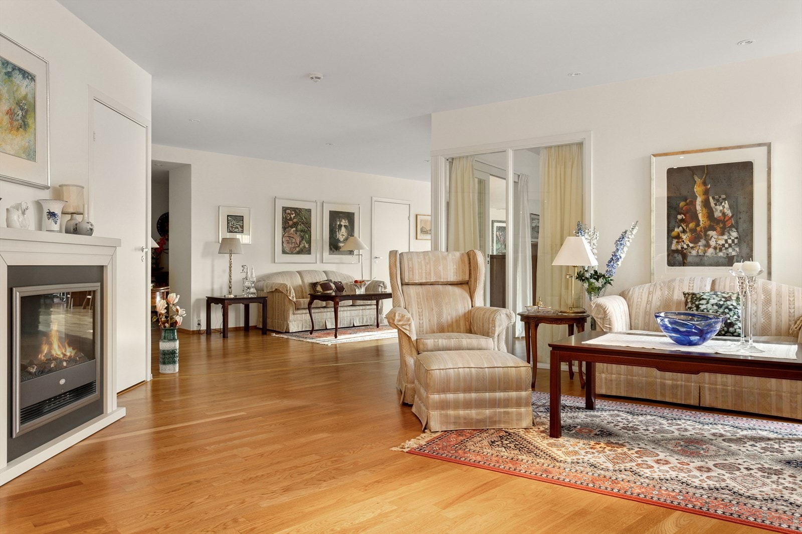 Stuens gode utforming og de tidløse fargevalgene på vegger legger et godt grunnlag for å innrede rommet etter eget ønske. Galleribilde