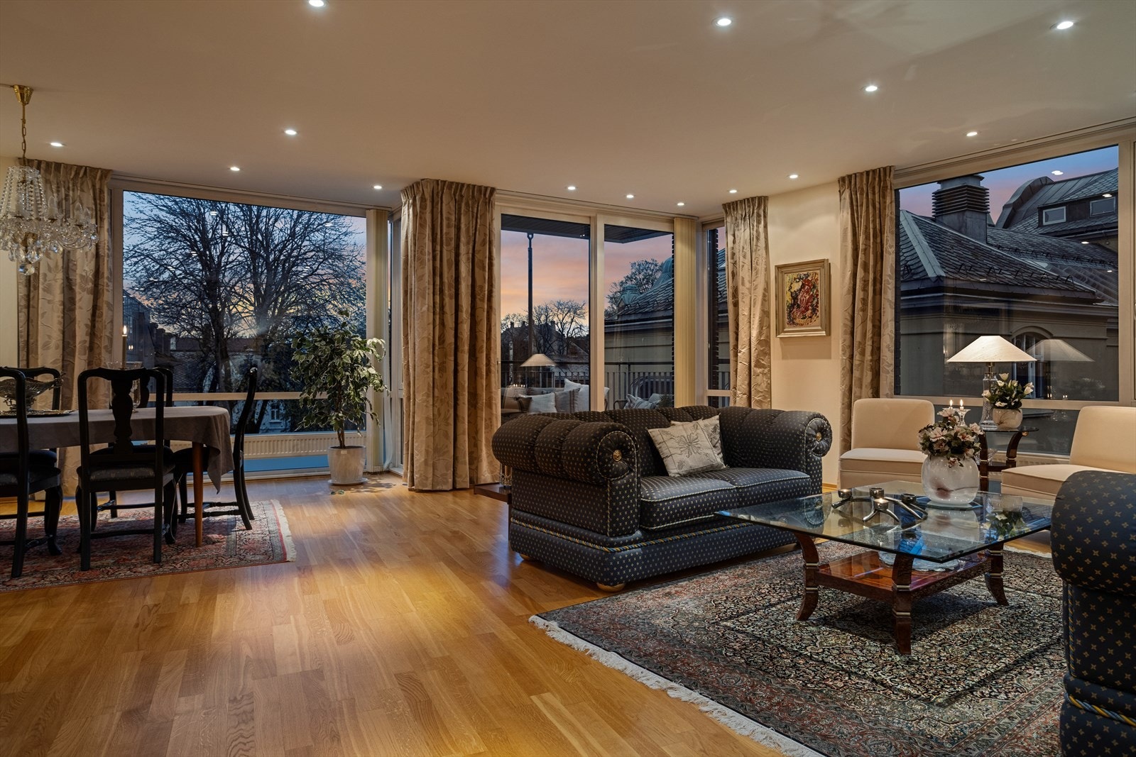 Peis gir en varm atmosfære i oppholdsrommet. Galleribilde