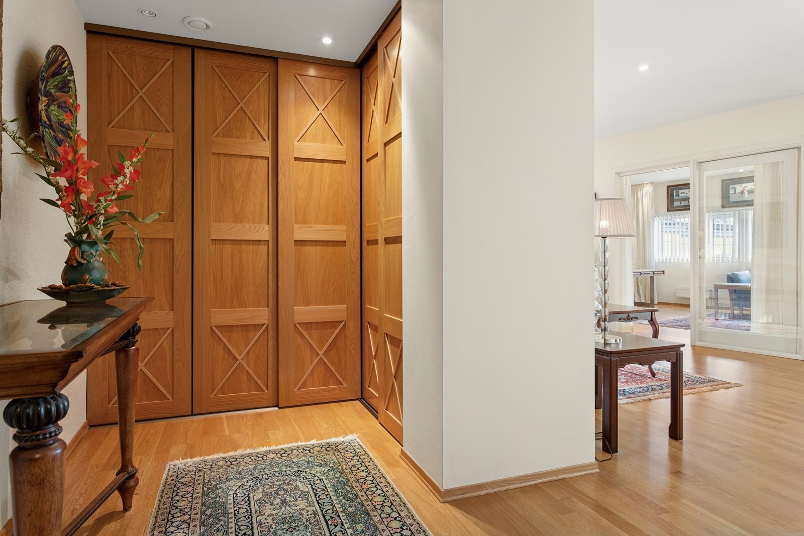 Skyvedørsgarderobe gir effektiv oppbevaring i entréen. Parkettgulvet fremstår uten avvik og gir en solid innramming av rommet. Galleribilde