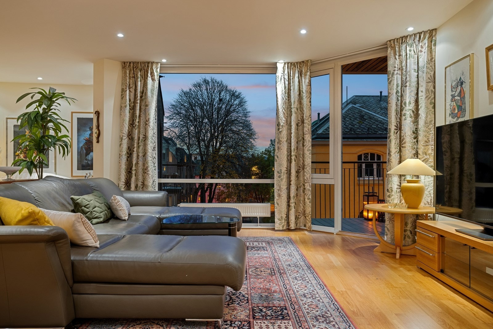 Utsikt mot nærliggende bygninger gjennom store vindusflater. Galleribilde