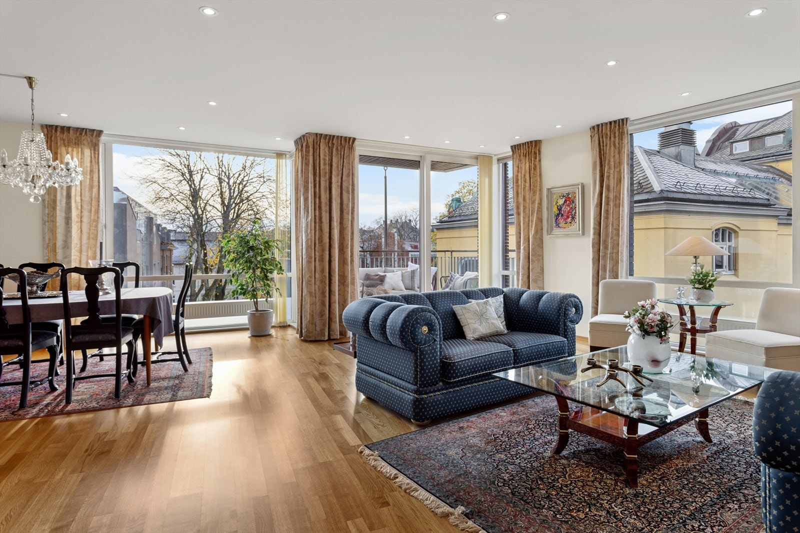 Direkte forbindelse mellom stue og spisestue gir en naturlig overgang. Galleribilde