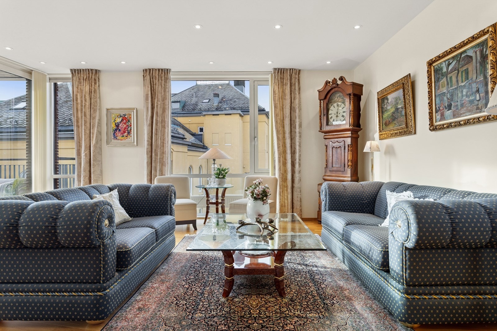 Romslig stue med plass til både sittegruppe og spiseplass. Galleribilde