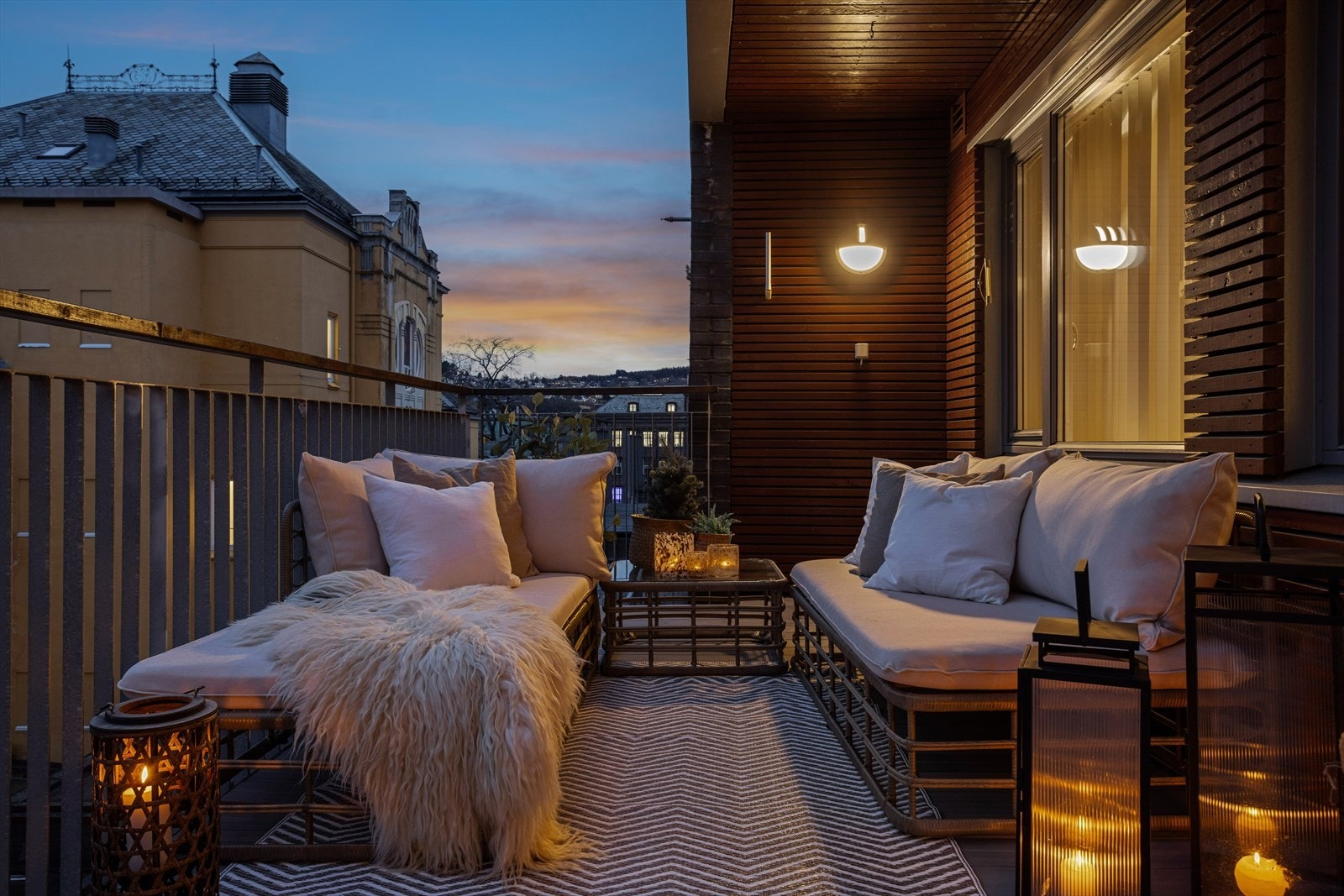 Balkongen har flislagt dekke og metallrekkverk. Galleribilde