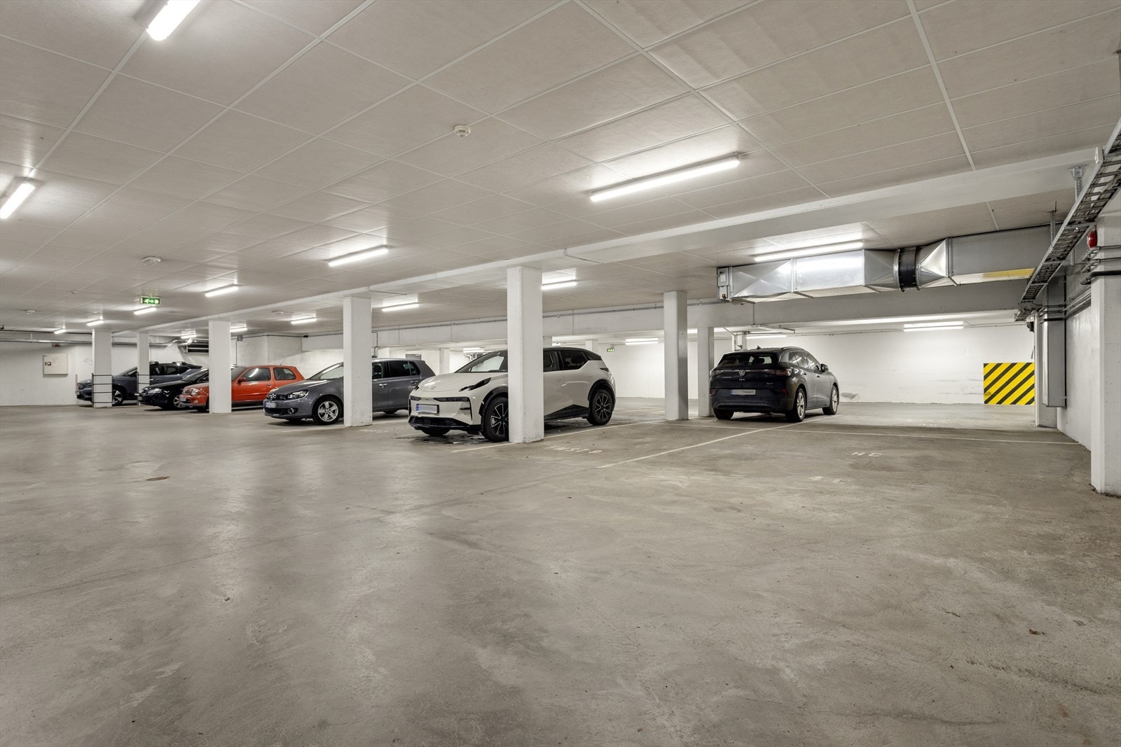 Leiligheten har 3 garasjeplasser i kjelleretasjen. Heisadkomst. Innendørs parkeringsanlegg med betongdekke gir sikker parkering. Galleribilde