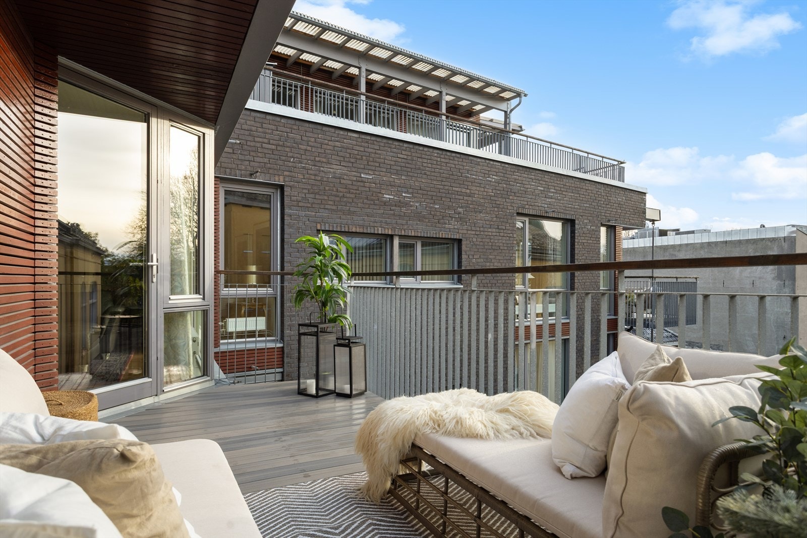 Utgang fra stue til balkong med vedlikeholdsfrie kompositt terrassebord gir enkel tilgang til uteområdet. Galleribilde