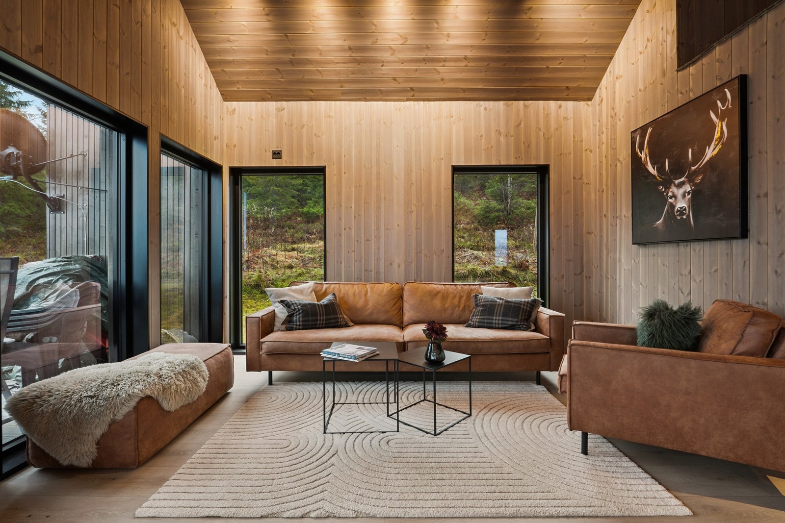 Moderne belysning og store vinduer som gir en følelse av å være tett på naturen. Galleribilde