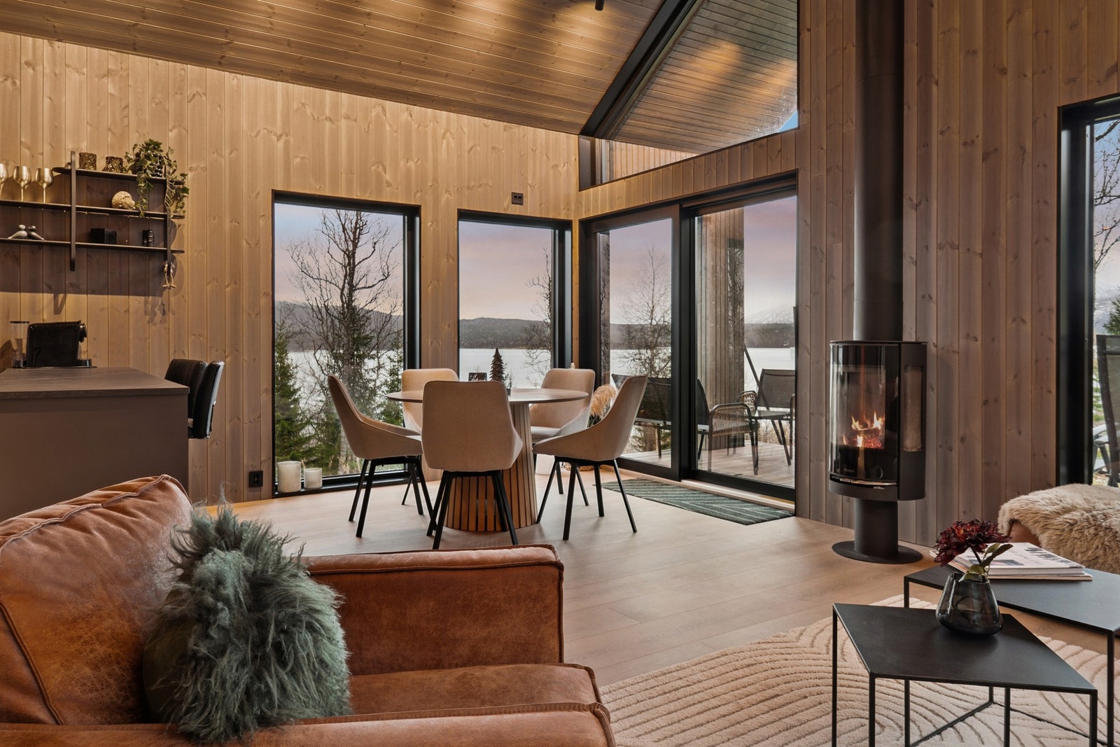 Her kombineres moderne design med varm hyttefølelse. Galleribilde