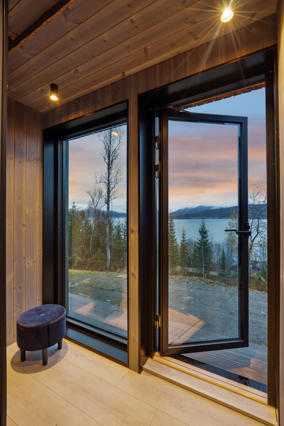 Fra stuen er det utgang til en romslig terrasse. Galleribilde