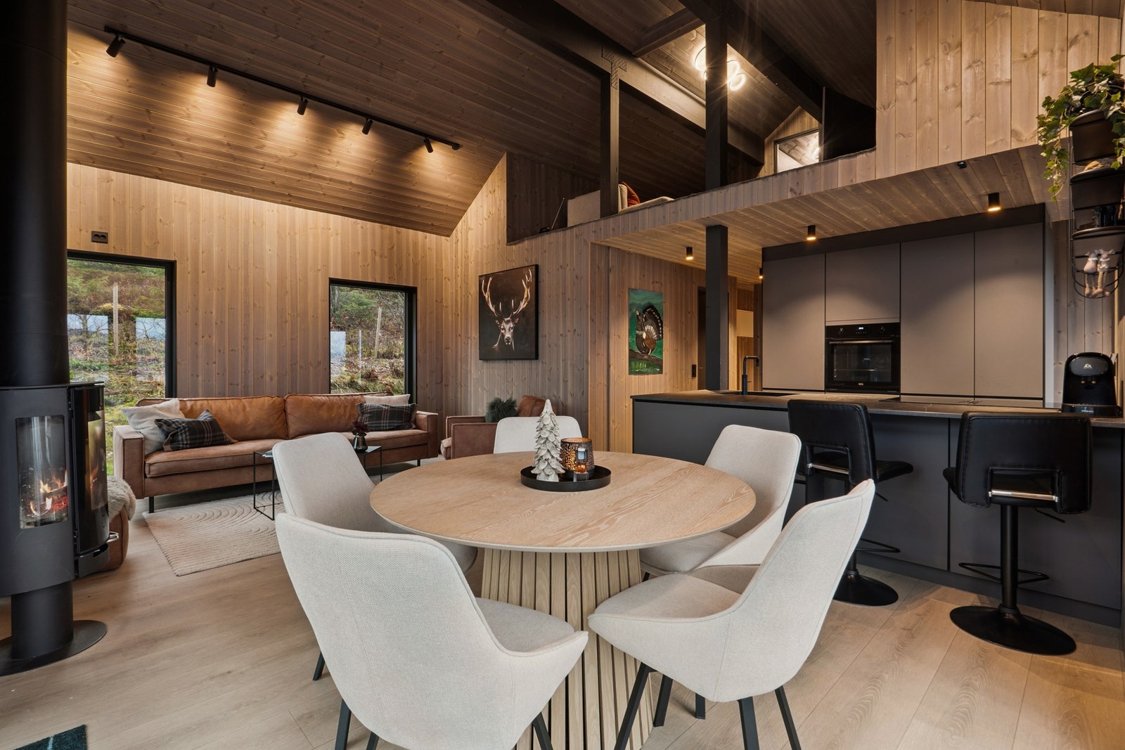 Lys, luftig og elegant. Stuen er et naturlig midtpunkt. Galleribilde