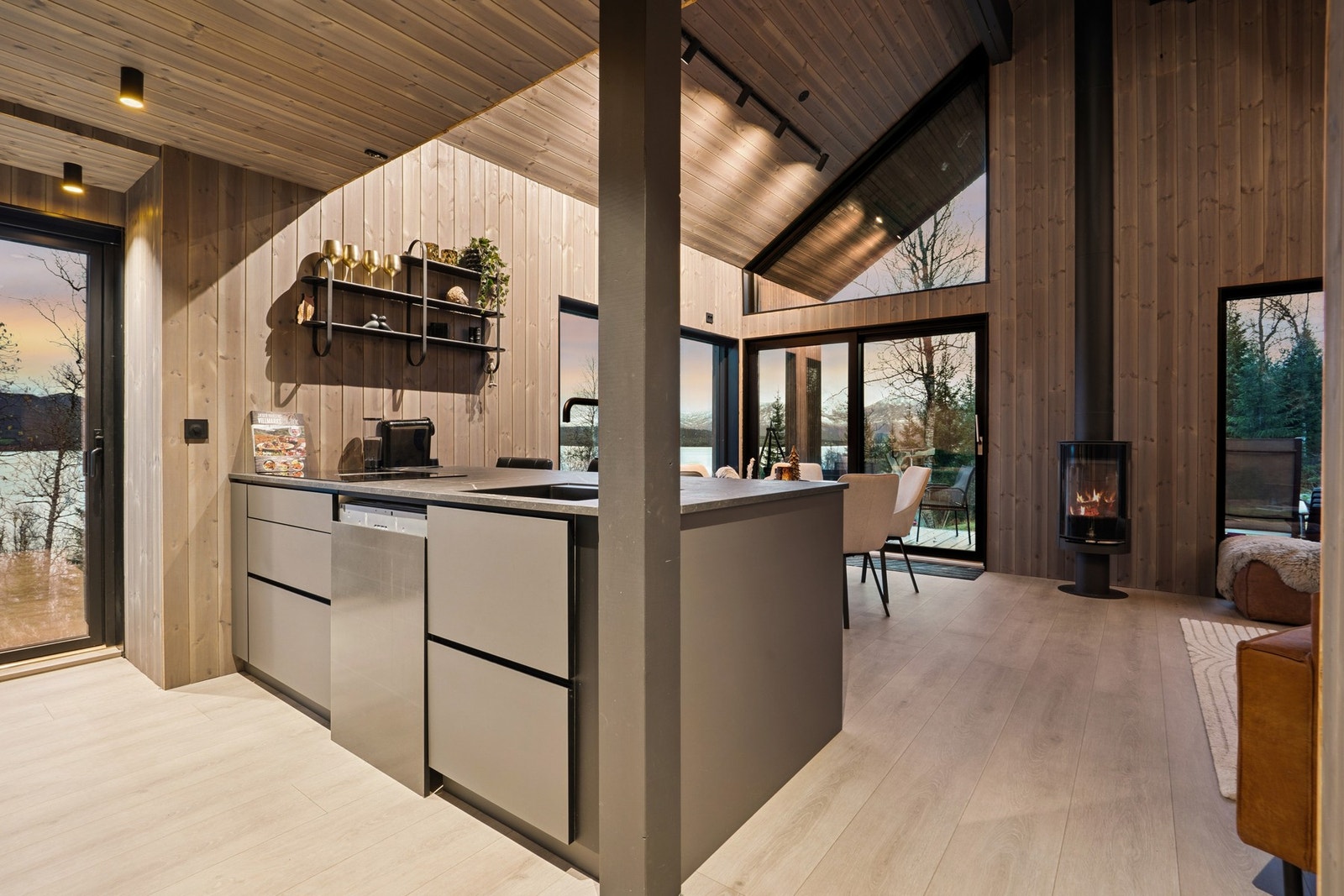 Kjøkkenet har integrerte hvitevarer, inkludert kjøl/frys, oppvaskmaskin og induksjonstopp med stekeovn og komfyrvakt Galleribilde