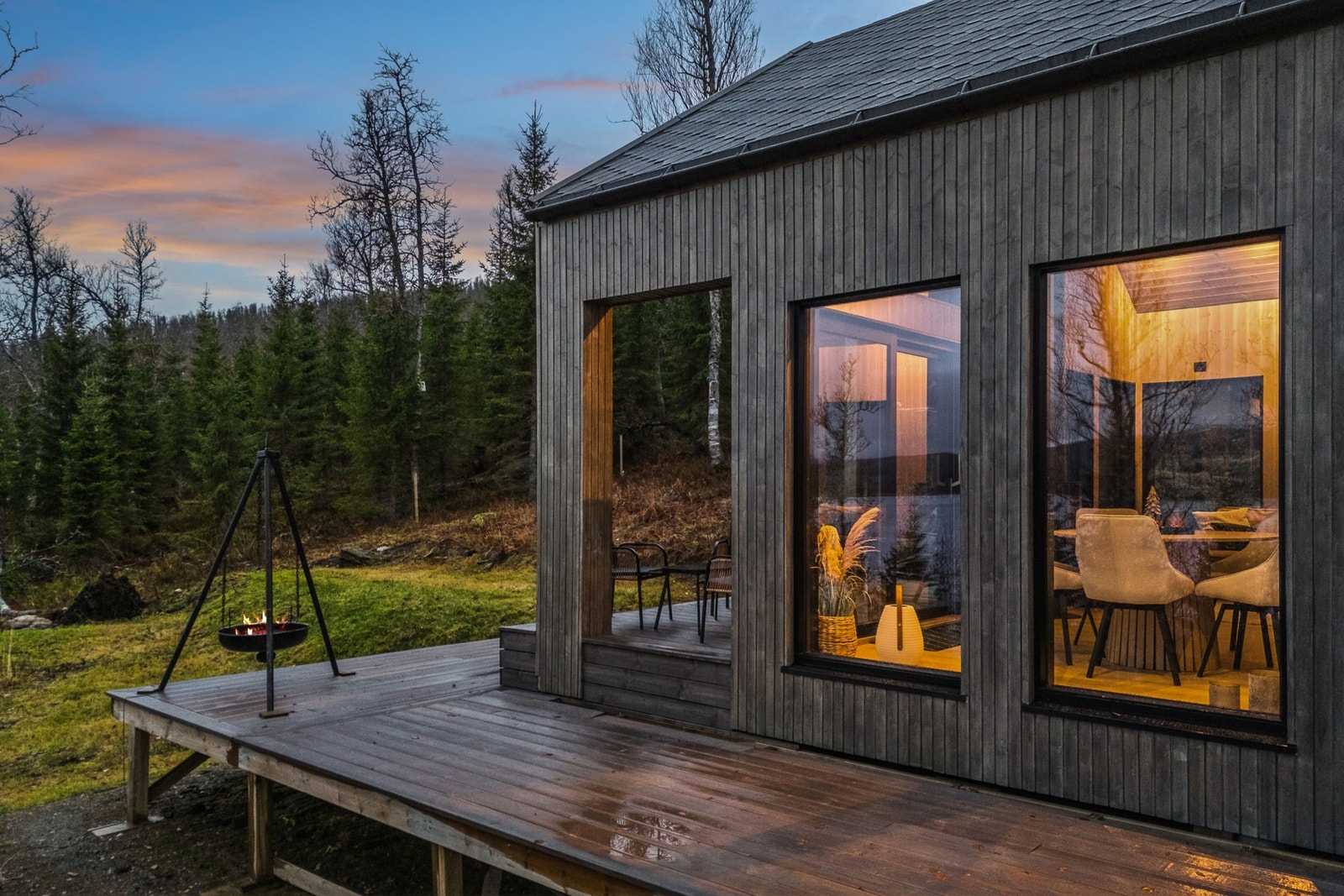 Stilren og moderne fritidsbolig fra 2023 med 3 soverom, loftstue og utsikt. Galleribilde