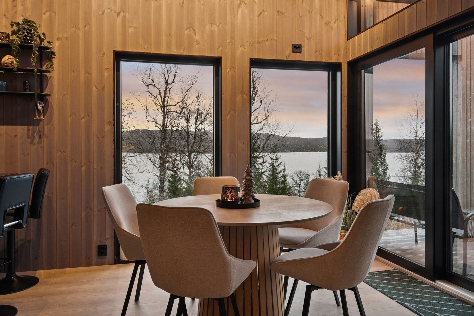 Store vinduer gir deg flott utsikt over naturen, med fjell og vann som skaper en flott atmosfære. Galleribilde