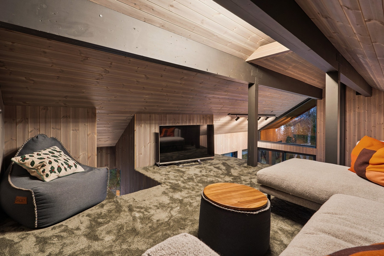 Loftstuen gir ekstra boltreplass og kan brukes som TV-stue, lekerom eller en koselig lesekrok. Galleribilde