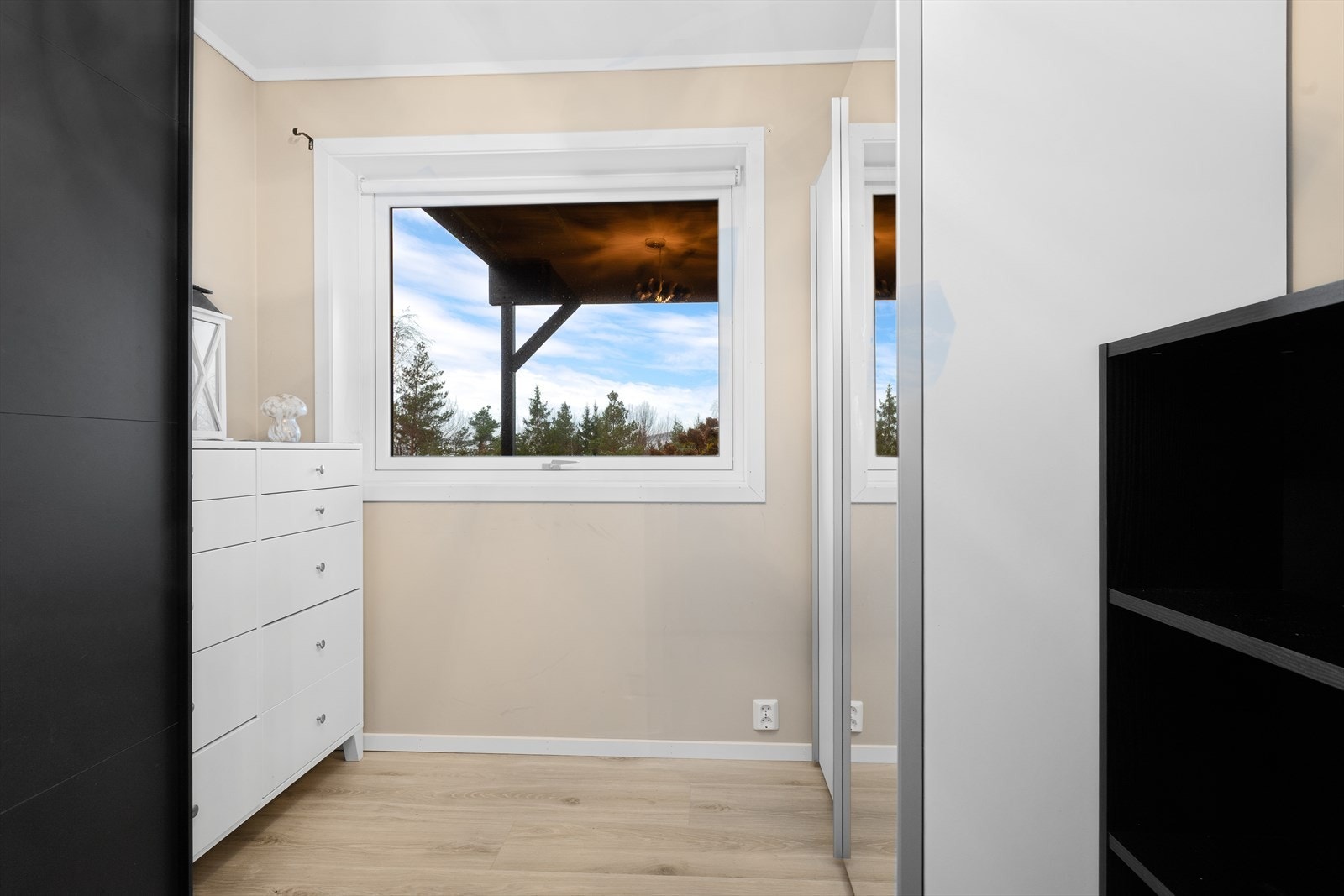 Soverom 2 er i dag innredet som garderoberom Galleribilde