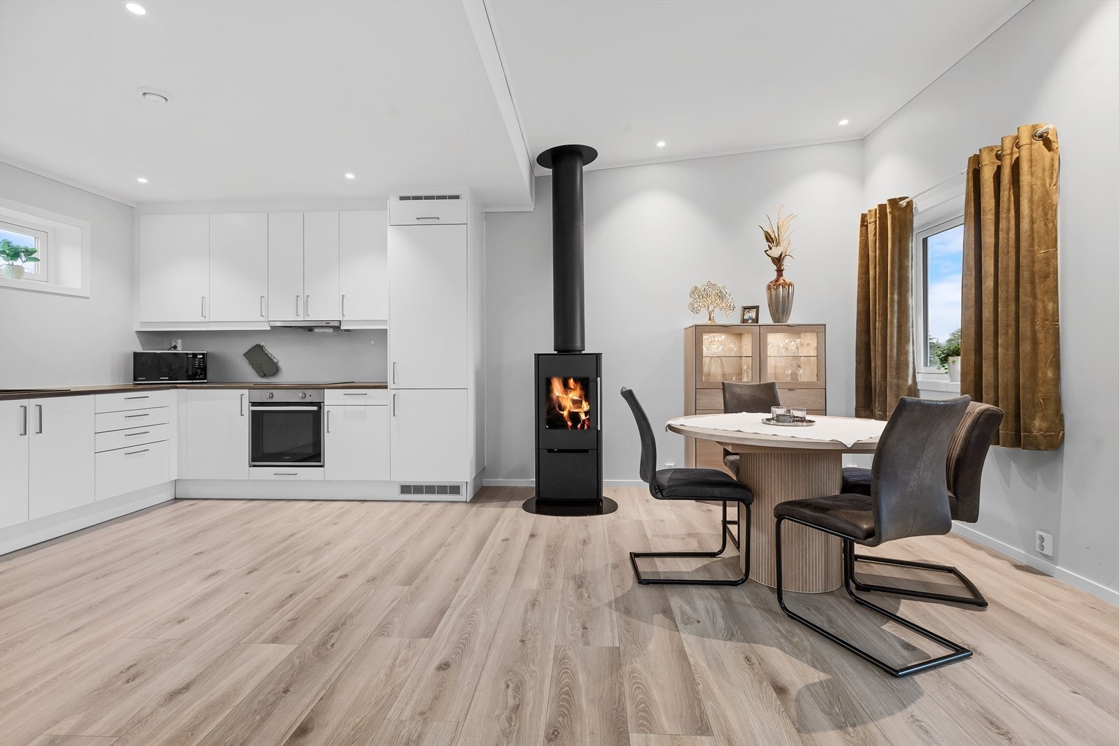 Vedovn er godt å ha på kalde høst og vinterdager Galleribilde