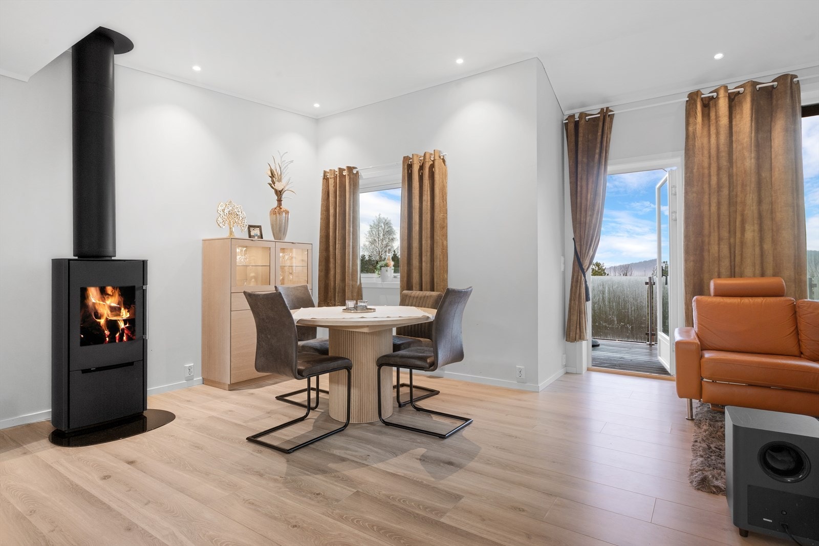 Fra stuen er det utgang til balkong Galleribilde