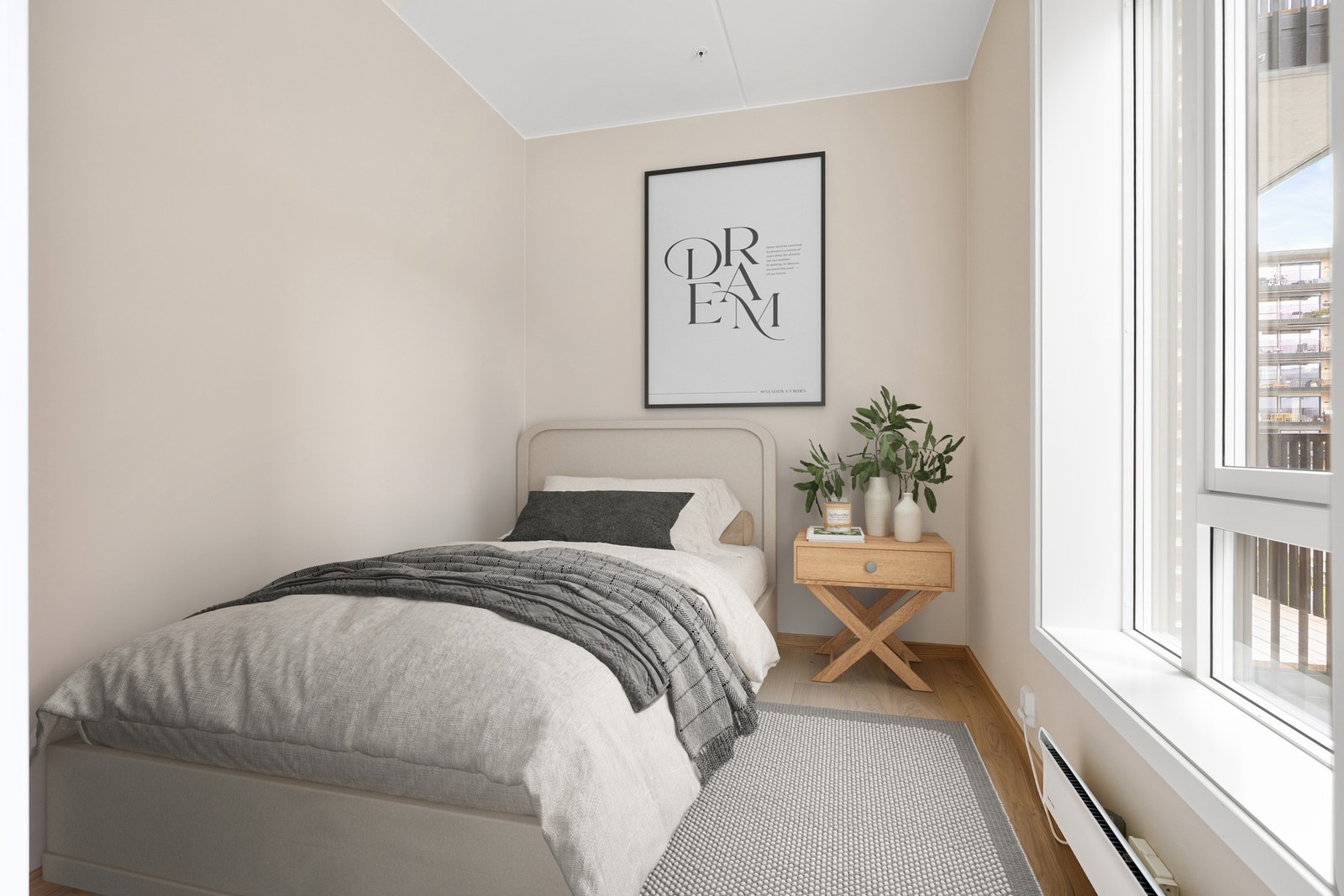 Soverom 2 er av god størrelse med plass til seng, nattbord og garderobe. Galleribilde