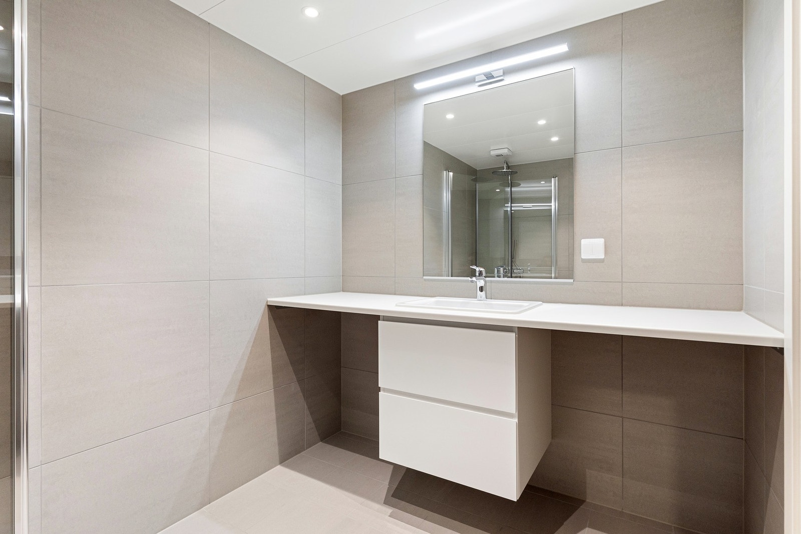 Praktisk opplegg for vaskemaskin og tørketrommel under benk. Galleribilde