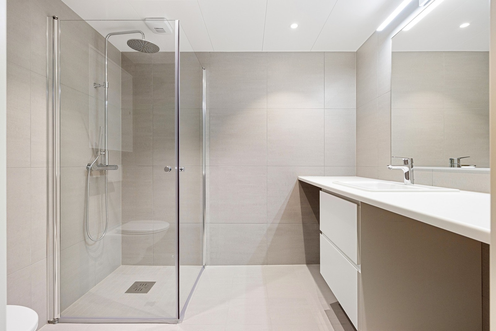 Delikat, flislagt baderom med varme i gulv og downlights i himling. Galleribilde