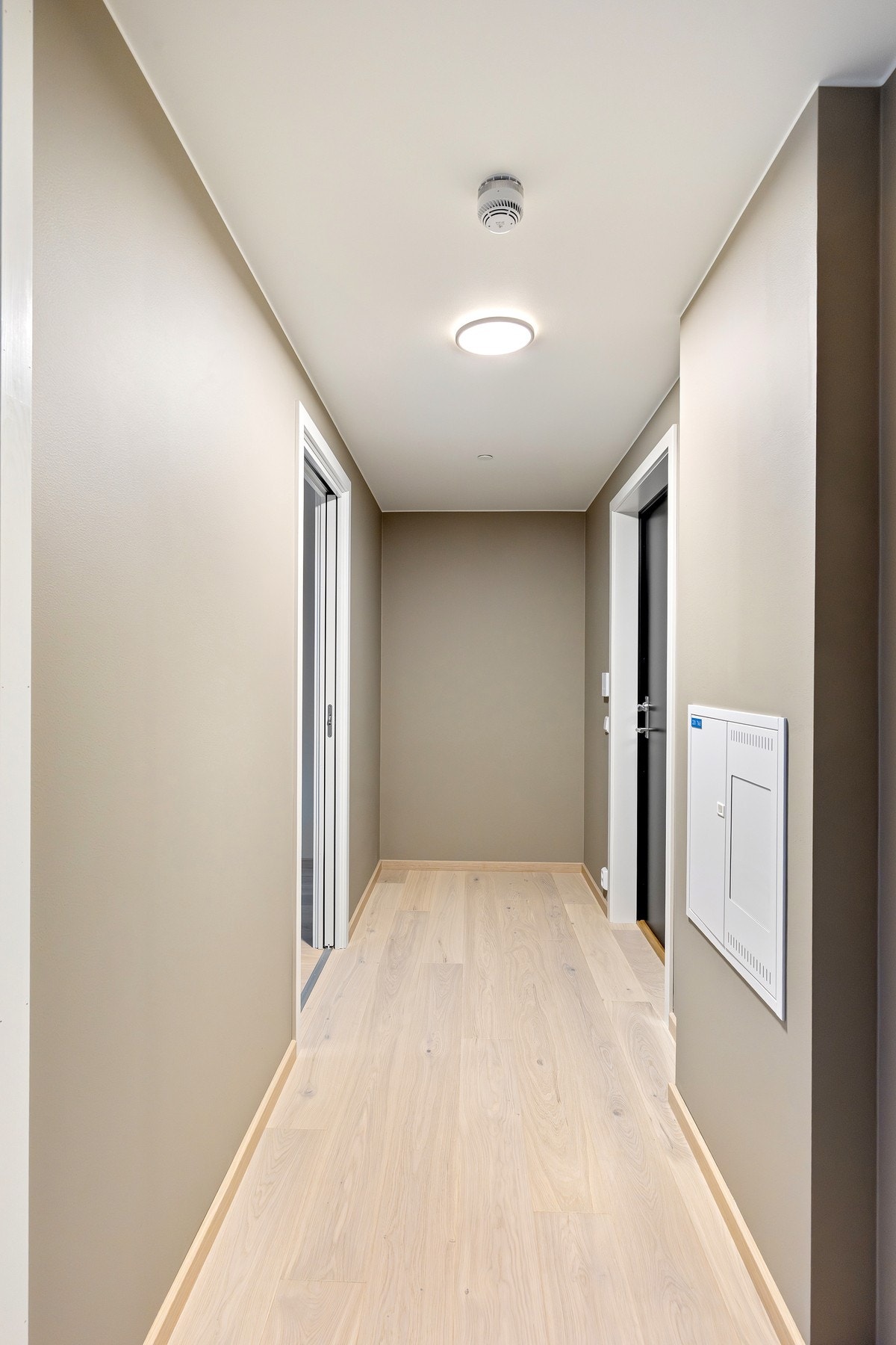 Romslig og innbydende entré med god plass til oppbevaring av yttertøy og sko. Galleribilde