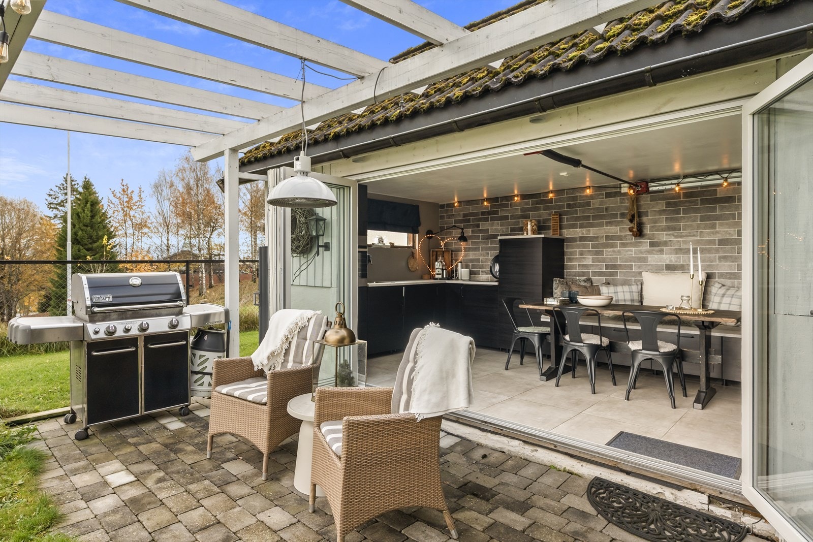 Deler av garasje er innredet som utestue/kjøkken. Galleribilde