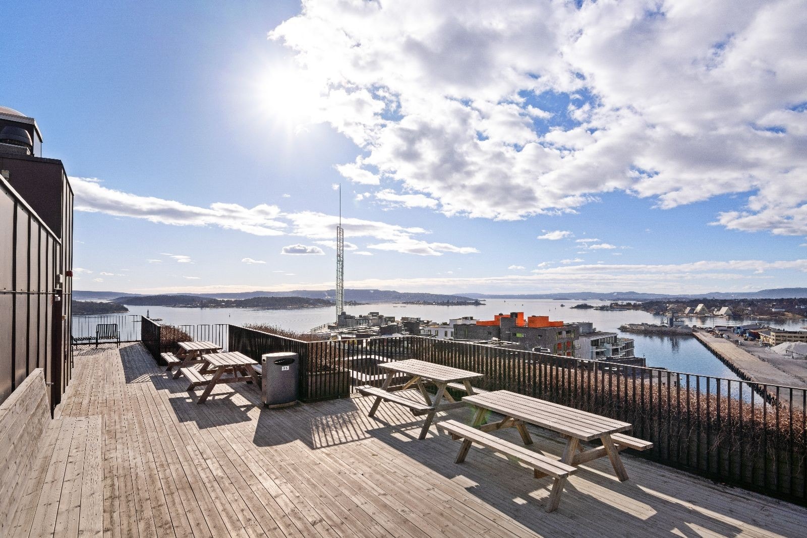 Stor, felles takterrasse med fantastisk utsikt i byggets 14. etasje. Galleribilde