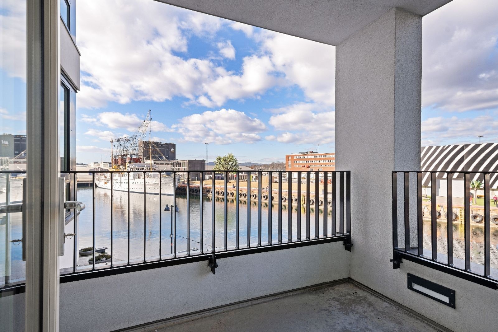 Vestvendt balkong med kveldssol. Galleribilde