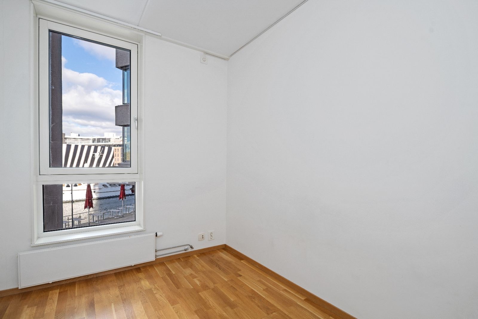Soverom 2 har plass til en stor seng samt soveromsinnredning. Galleribilde