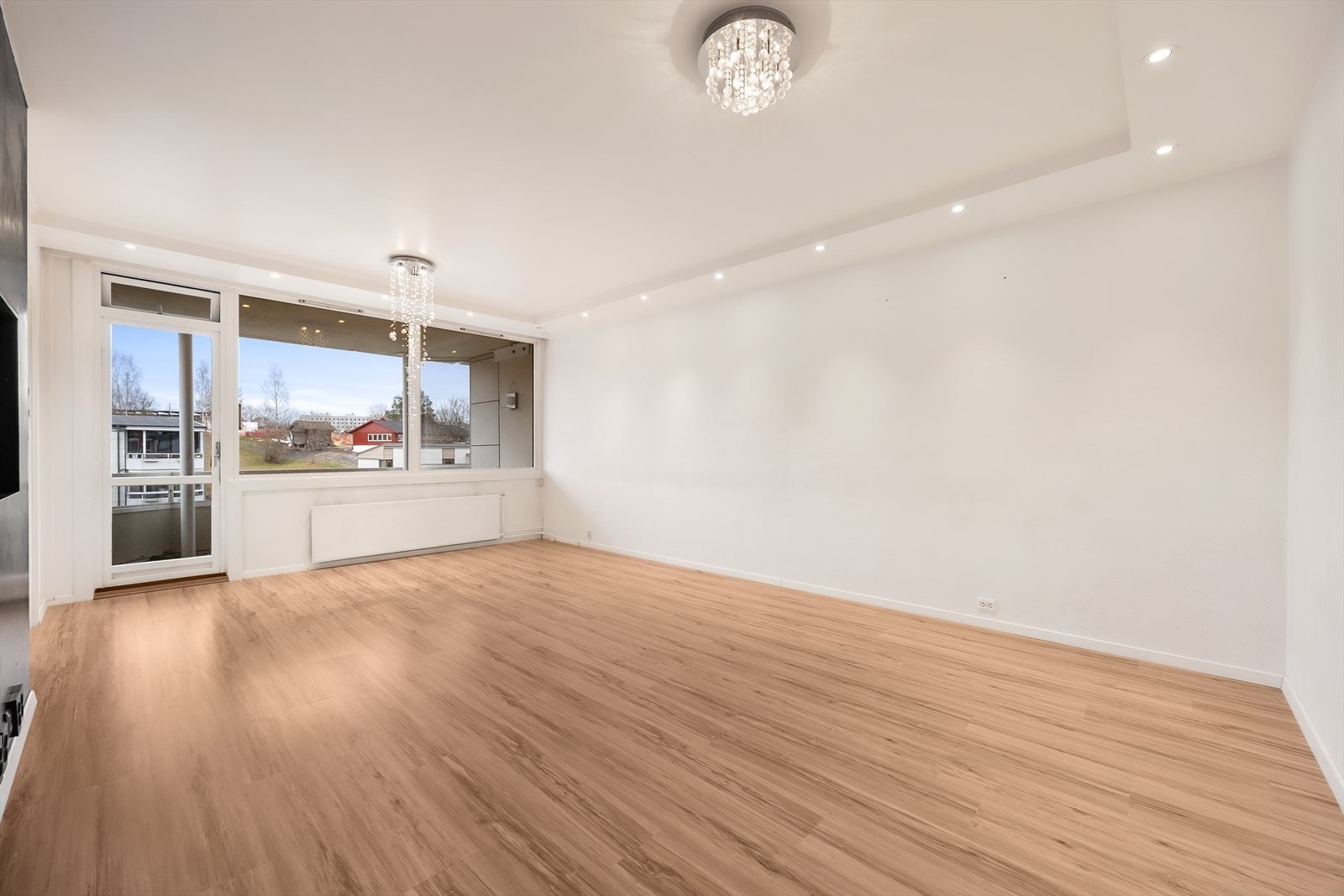 Gulvene er belagt med laminat, og himlingen har en takhøyde på ca. 2,49 meter. Galleribilde