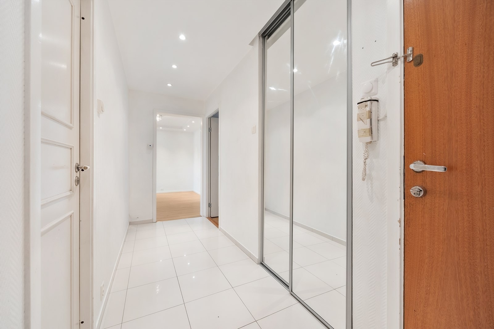 Fra entréen er det adkomst til leilighetens øvrige rom. Dørcalling ved inngangsdøren. Galleribilde