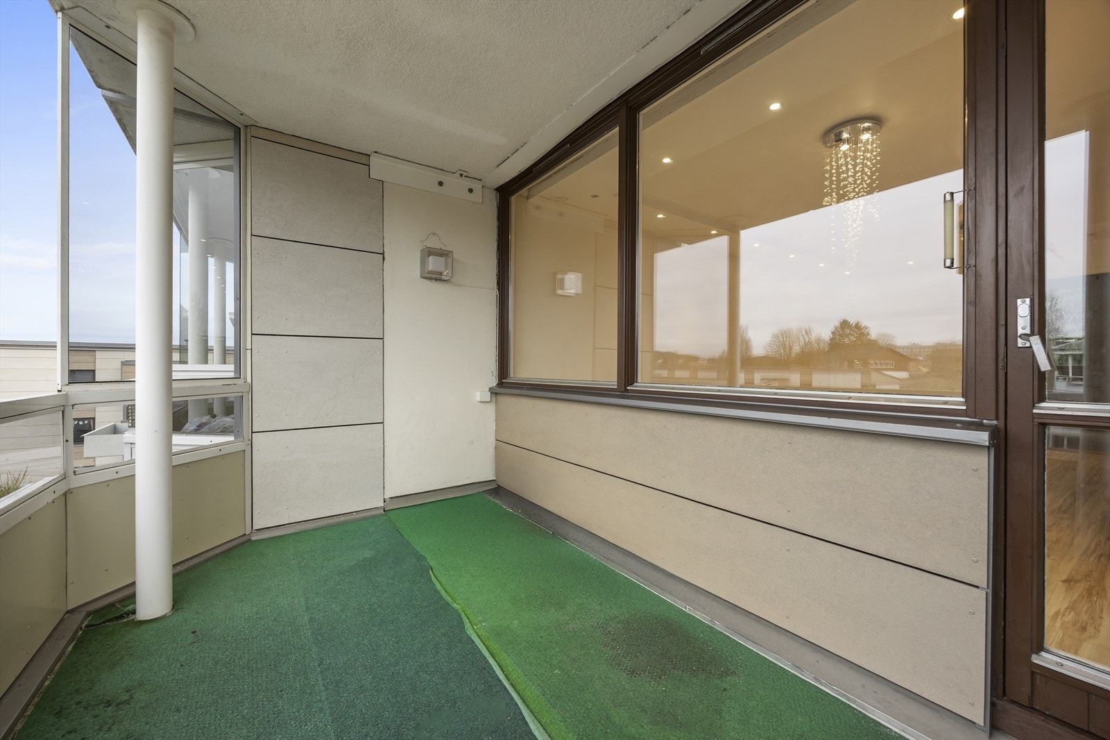 Balkongen har utsyn over fellesarealene og er utstyrt med belysning og utestikk. Galleribilde