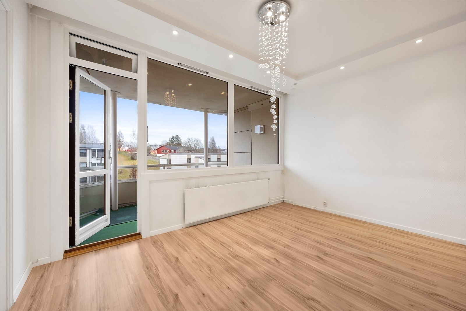 Fra stuen er det direkte utgang til den overbygde balkongen. Galleribilde