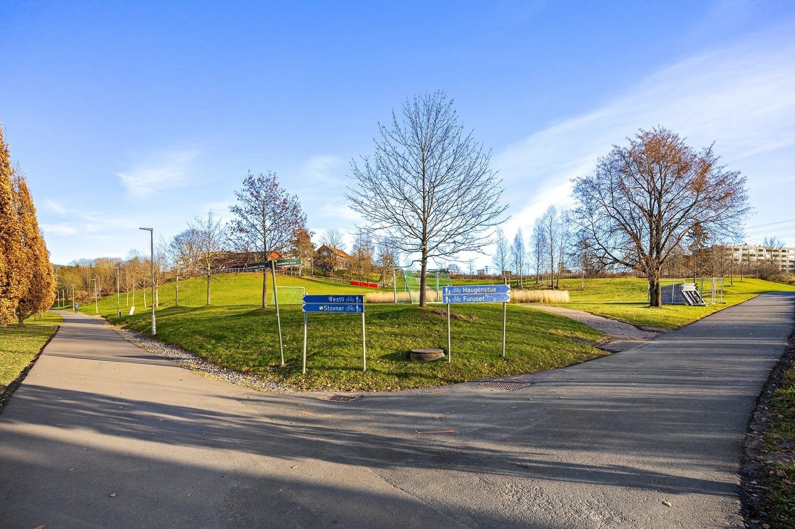 Hyggelig fotball i nærheten. Også skole og barnehage. Galleribilde