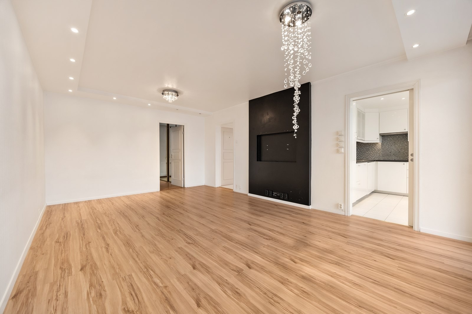 En skyvedør mellom stue og kjøkken gir en fleksibel overgang mellom rommene. Galleribilde