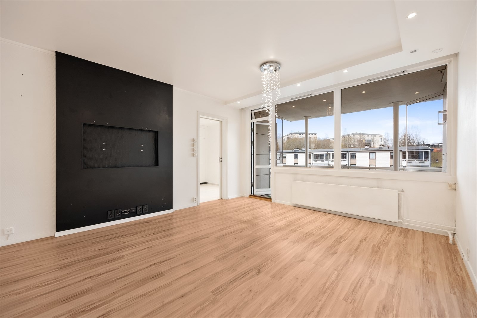 Store vindusflater gir godt med dagslys. Oppvarming via radiatorer er inkludert i felleskostnadene. Galleribilde