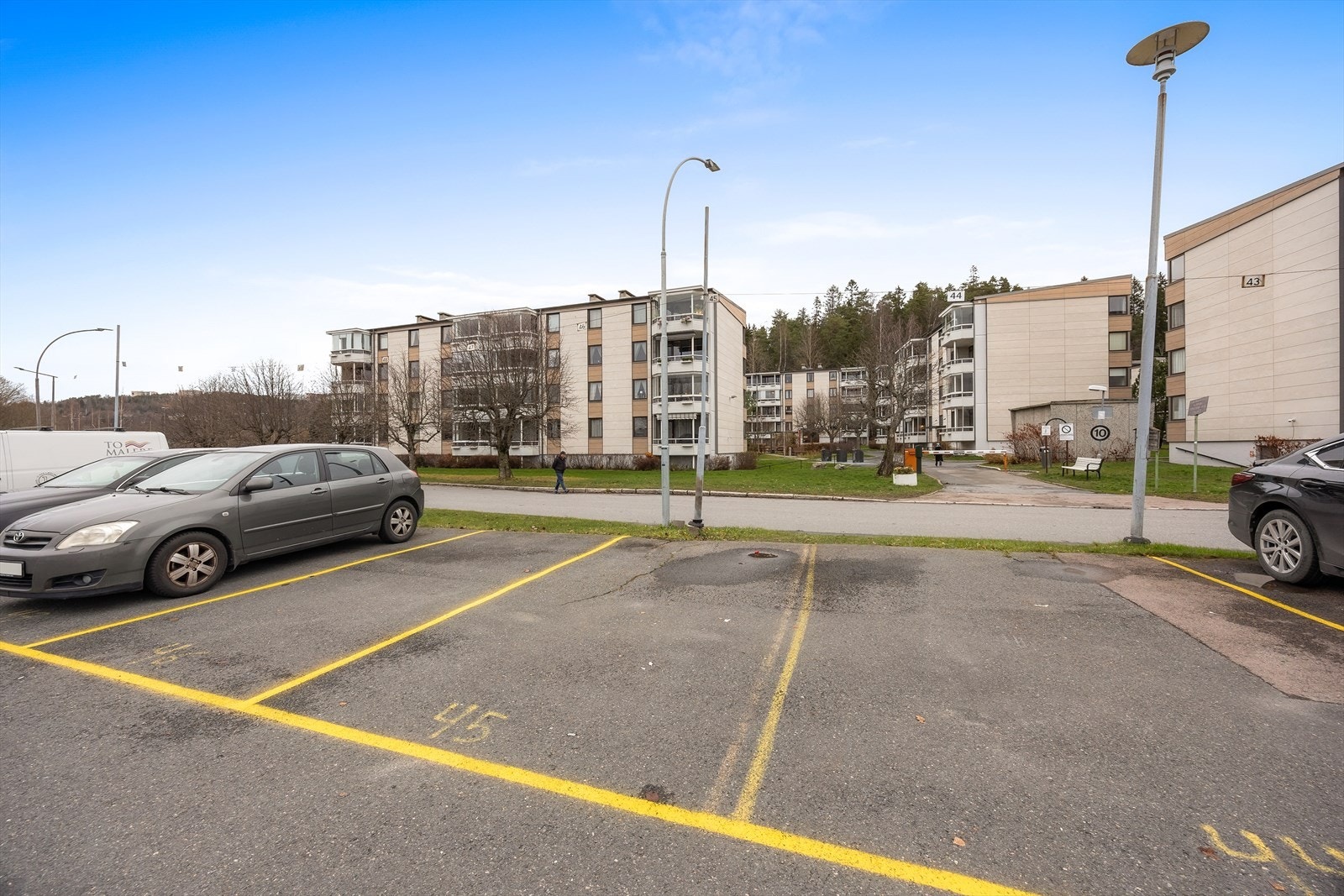 Det medfølger en fast, nummerert parkeringsplass til leiligheten. Galleribilde